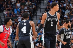 馬刺背靠背：?？怂箽w來；湖人飄了？約基奇與卡約