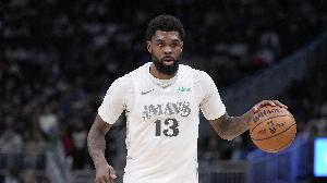 幸無大礙！馬紹爾搶板被夾擊受傷倒地 被攙扶離場治療后迅速回歸