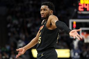 沒(méi)進(jìn)也挺帥的！米切爾滯空滿(mǎn)弓戰(zhàn)斧炸扣 直接砸到籃筐上了