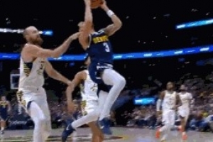 打出火藥味！赫夫追防摟斯特勞瑟脖子 裁判回看追加一級(jí)惡犯