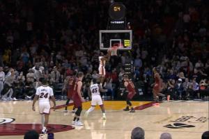 精彩刺激！米切爾高難度三分絕平！維金斯0.4秒空接絕殺騎士