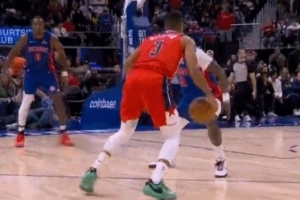 要終結(jié)比賽？麥科勒姆變向突破 輕松拋投命中&奇才領(lǐng)先5分！