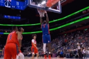 自己加難度？杜倫吃餅雙手扣籃扣飛 但自投自搶單臂隔扣薩爾！