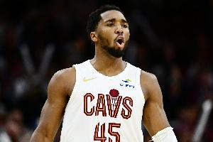 手感冰涼！米切爾半場(chǎng)11投僅3中拿到7分 三分7中1