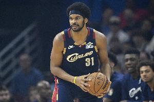 防不了！哈克斯補(bǔ)防阿倫扣籃無(wú)果 自己還摔倒