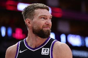 打不過(guò)！小薩防守約基奇 被對(duì)手強(qiáng)投得手還造成自己6犯&掩面沮喪