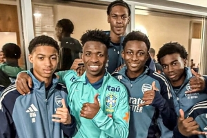 維尼修斯隨巴西隊在阿森納基地訓(xùn)練，與槍手青訓(xùn)小將合影