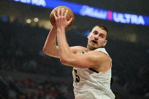 爆砍55分12板！美媒發(fā)問(wèn)：約基奇是NBA歷史前五中鋒嗎？