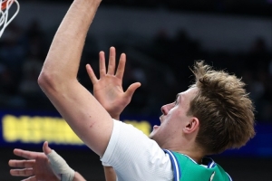 迅速挽尊！弗拉格快攻歐洲步上籃打鐵 隨后撤步三分空心入網(wǎng)