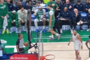 應(yīng)無大礙！弗拉格首節(jié)初段下場進(jìn)更衣室 隨后火速返回球場