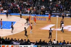 突發(fā)！約基奇即將創(chuàng)聯(lián)盟新高 一球迷突然沖入場(chǎng)內(nèi)阻擾