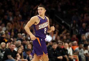 乾坤大挪移！格雷森·阿倫沖擊內(nèi)線 過掉防守大回環(huán)拉桿上籃打中