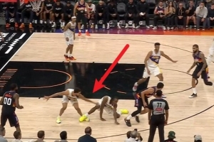 雪上加霜！內(nèi)史密斯橫移時踩到厄爾腳踝 疼得直打滾&被抬回更衣室