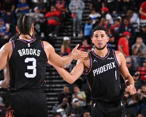 布克：狄龍是最刻苦的那個(gè)人 他養(yǎng)傷時(shí)我曾問(wèn)他 你真要這么拼嗎？