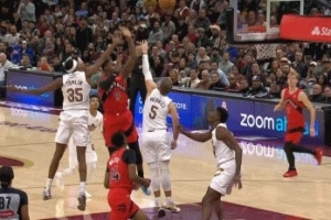 太激進了哥！騎士湯姆林剩0.4秒對巴雷特犯規(guī) 12分鐘已經5犯...