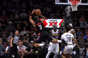 ??太陽(yáng)官方曬狄龍妖嬈上籃瞬間：掛在盧浮宮吧???