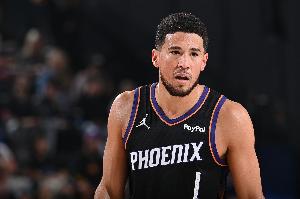 進(jìn)攻犀利！布克半場12中6拿到17分1板3助 次節(jié)獨(dú)得11分