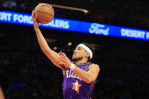 提前打卡！布克22中12砍下33分5板7助 第三節(jié)獨(dú)得16分