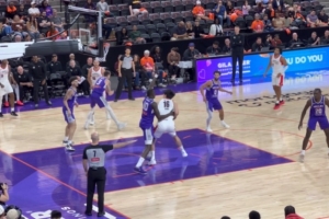 美記：馬盧阿奇在內線全力防下楊瀚森 弗萊明快攻反擊果斷出手