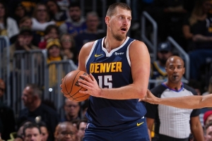 名嘴：約基奇現(xiàn)在打比賽就像訓(xùn)練 他擅長(zhǎng)低位單打但并不沉迷