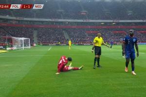 萊萬(wàn)爭(zhēng)搶時(shí)拉傷，但仍暫時(shí)堅(jiān)持比賽