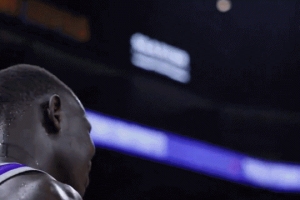 說啥呢？楊瀚森賽后和好兄弟馬盧阿奇相擁致意 還簡單耳語了一句