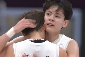 太不容易了！廣東全運(yùn)女籃奪金 賽后楊力維與楊舒予擁抱時哭了