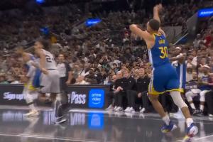 ??世界級進(jìn)球小區(qū)級慶祝！庫里面對文班超神仙高打板后瘋癲慶祝