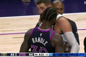 火藥味！瓦蘭造里德犯規(guī) 后者推搡引發(fā)小摩擦并吃到技術(shù)犯規(guī)