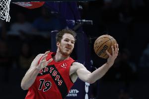 釘脖大帽！珀?duì)柼貭柗馍w麥康納上籃 球卡籃脖