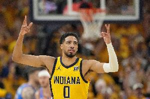 挺像那么回事！哈利伯頓場(chǎng)邊正裝指揮隊(duì)友 神似球隊(duì)主帥