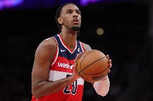 心態(tài)崩了！薩爾故意推人6犯離場 還被吹轉(zhuǎn)換犯規(guī)送波特1分