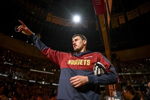 鯊魚的低位+魔術(shù)師的組織+KD的投籃！約基奇正朝著GOAT的目標(biāo)邁進(jìn)