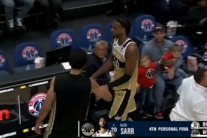 冒失！薩爾再被吹防守犯規(guī) 半場沒打完已經(jīng)4犯在身