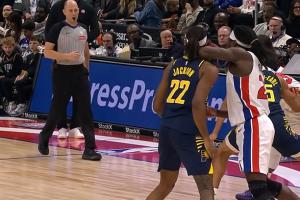 手又癢了??斯圖爾特肘擊杰克遜面部 吃到生涯第11次惡犯！