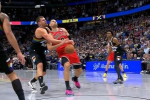 很關(guān)鍵！約基奇切球出界判公牛球 掘金挑戰(zhàn)失敗&暫停用完了