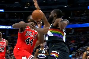 雙鬼！帕威被身前哈達(dá)威拽倒又被身后布朗打臉！哈達(dá)威一級惡意！