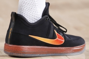 感覺沒什么設(shè)計(jì)！布克今日比賽中首穿“布克2代”簽名球鞋