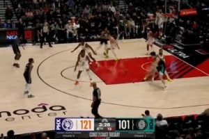 給機(jī)會(huì)就打！楊瀚森背打理查茲 連續(xù)強(qiáng)頂造成后者犯規(guī)！