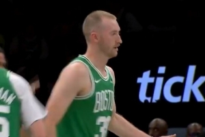 手不軟！豪澤反擊晃開防守人三分一箭穿心！綠軍8-0強(qiáng)勢回應(yīng)