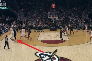 危險(xiǎn)動(dòng)作！杜蘭特投三分造成亨特一級(jí)惡意犯規(guī) 火箭拿到3罰+球權(quán)