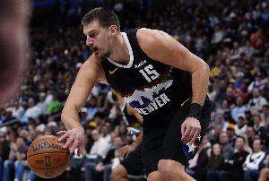 視野開闊！約基奇中線長甩助攻沃特森打進壓哨球