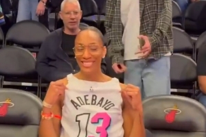 羨慕熱巴的一天！阿賈現(xiàn)場(chǎng)觀戰(zhàn) 前后反穿專門露出男友名字與號(hào)碼