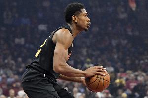 還是你穩(wěn)定！亨特半場(chǎng)5中4&三分4中3拿全隊(duì)最高11分 另有3板