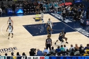 這純蒙進(jìn)的！西卡面對迪亞巴特 不調(diào)整翻身壓哨打板長兩分！