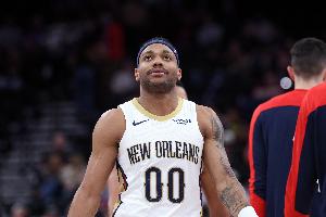 逃過一劫！布魯斯·布朗防守打到對手頭部 回看未升級