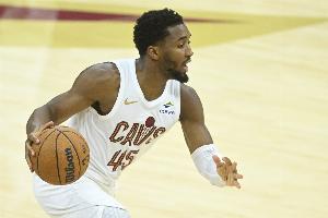 終于醒了？米切爾第四節(jié)半節(jié)砍下15分 將分差縮小至2分