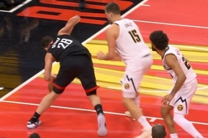 不敢怠慢！約基奇籃下防守申京被吹推人犯規(guī) 吃到個人第四犯