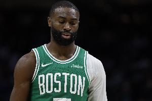 首節(jié)火熱次節(jié)遇冷！杰倫·布朗半場9中4 得到11分5板3助2斷