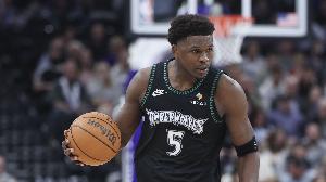 愛德華茲頂著狄龍標(biāo)志性回拉三分再進 森林狼16-4追到差1分！